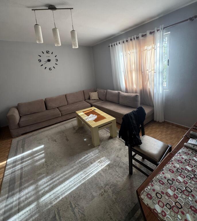 Në shitje 1+1+kuzhinë më vete📍Fresk / Tek Shkolla 17 Nentori (Rruga Thesarit) Pallat i ri (kati 1+ Depo ) 115.000 euro