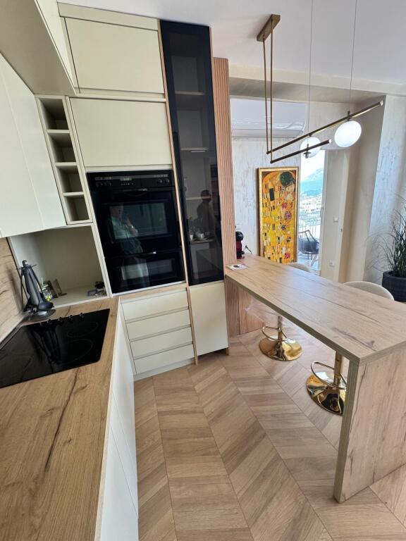 Apartament 2+1 + Parking ne Farke me pamje nga Liqeni!