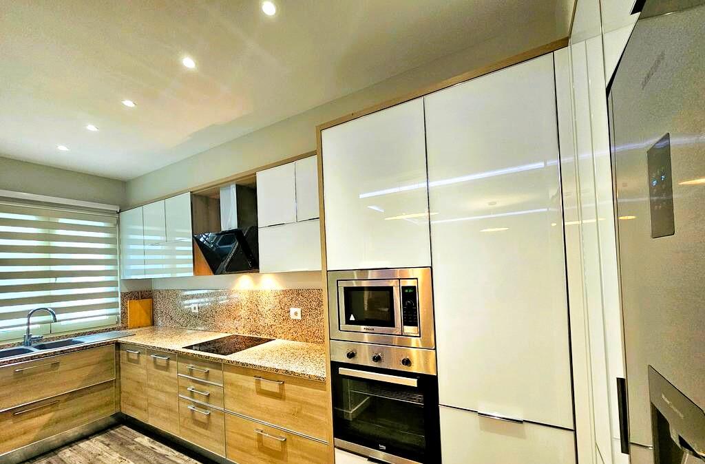 APARTAMENT 2+1+POST PARKIMI  ME QIRA NE RRUGEN E BARRIKADAVE