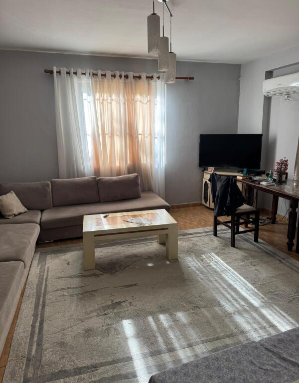 Në shitje 1+1+kuzhinë më vete📍Fresk / Tek Shkolla 17 Nentori (Rruga Thesarit) Pallat i ri (kati 1+ Depo ) 115.000 euro