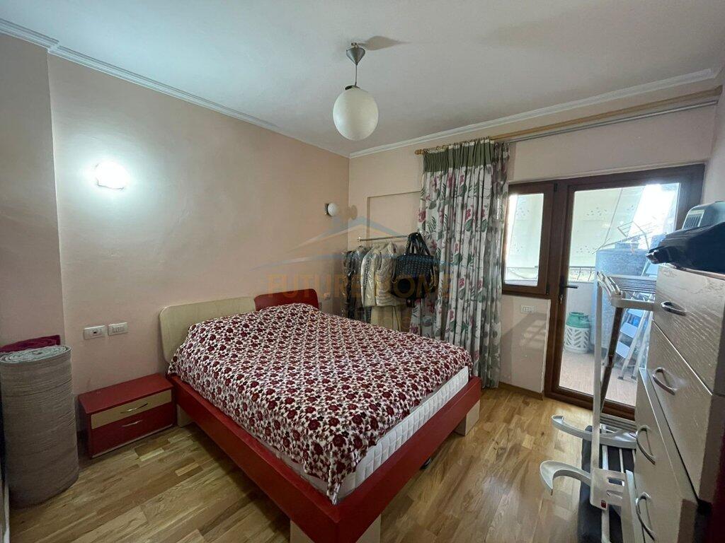 Shitet Apartament 2+1, Komuna e Parisit