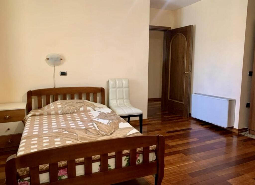 📍 Apartament 3+1 për Qira – Rruga Donika Kastrioti, Qendër, Tiranë