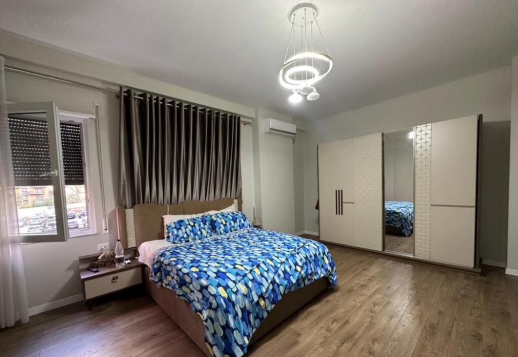 Jepet me qera apartament 2+1tek Komuna e Parisit