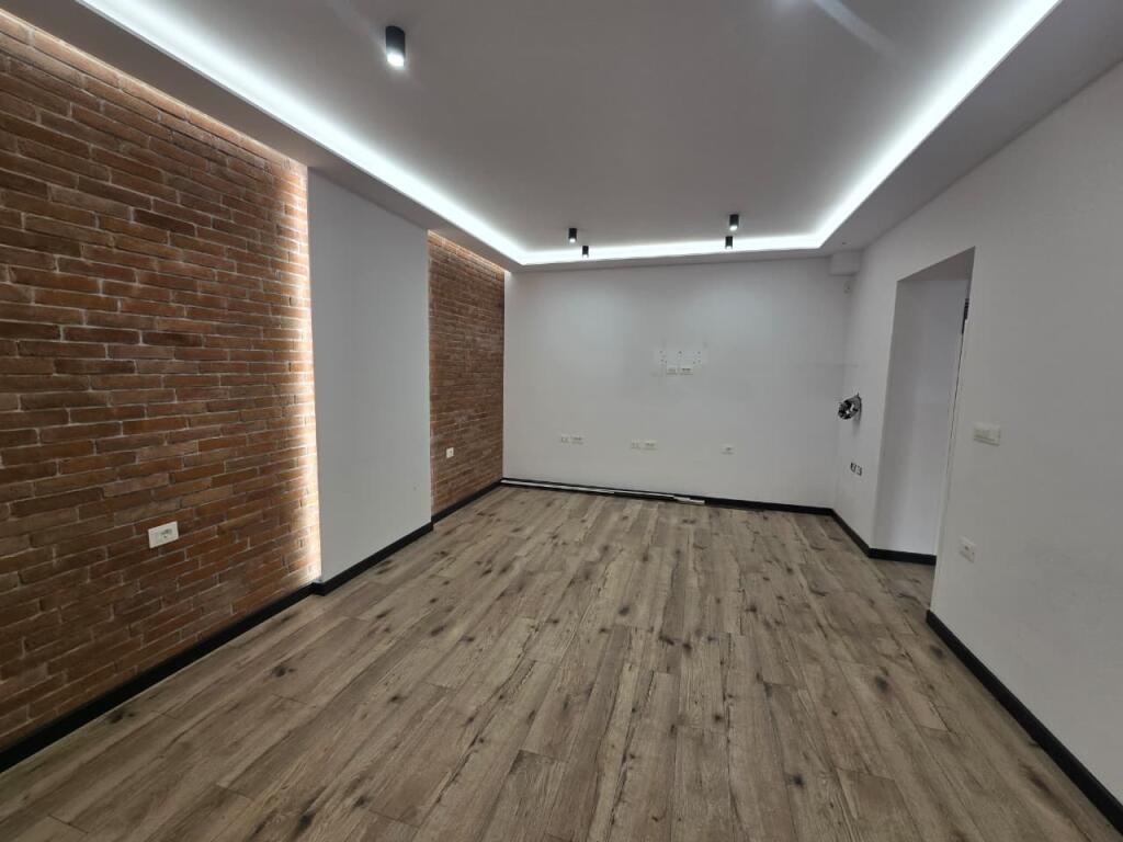 *Apartament  1+1 Ne Shitje  Prane Rruges Se Kosovareve*