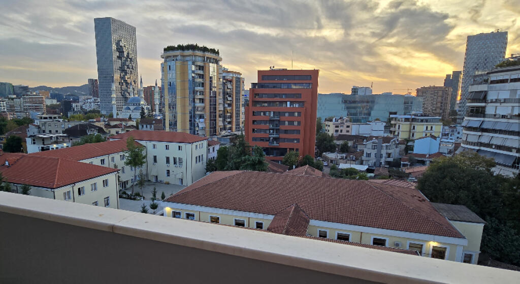 Jepet apartament 2+1+2 tek pazari ri , sheshi avni rustemi