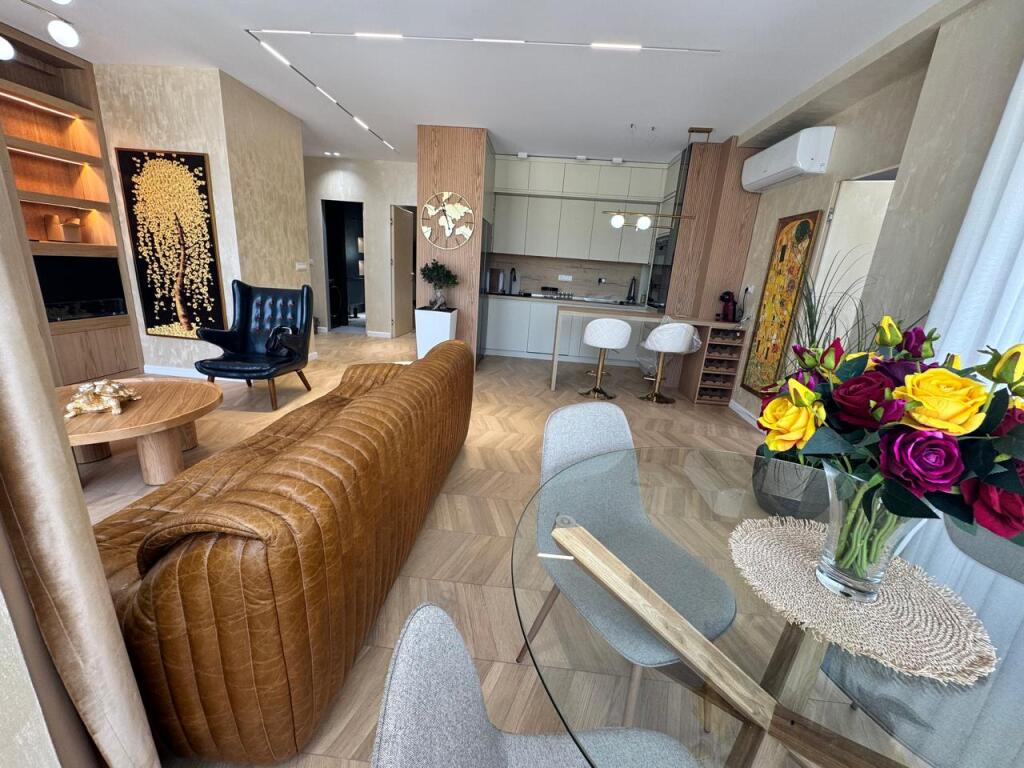 Apartament 2+1 + Parking ne Farke me pamje nga Liqeni!