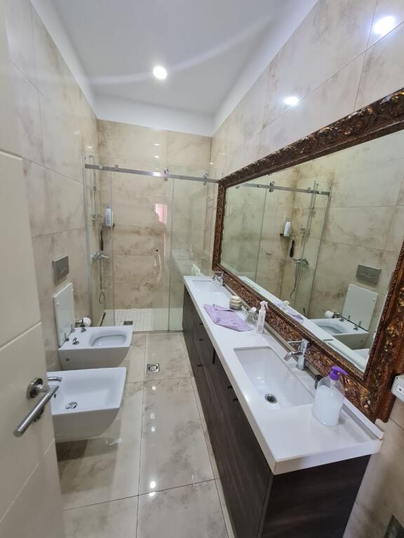 Penthouse 3+2 banjo+1 verande te Liqeni i Thate