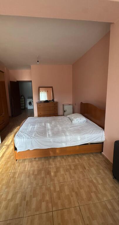 Në shitje 1+1+kuzhinë më vete📍Fresk / Tek Shkolla 17 Nentori (Rruga Thesarit) Pallat i ri (kati 1+ Depo ) 115.000 euro
