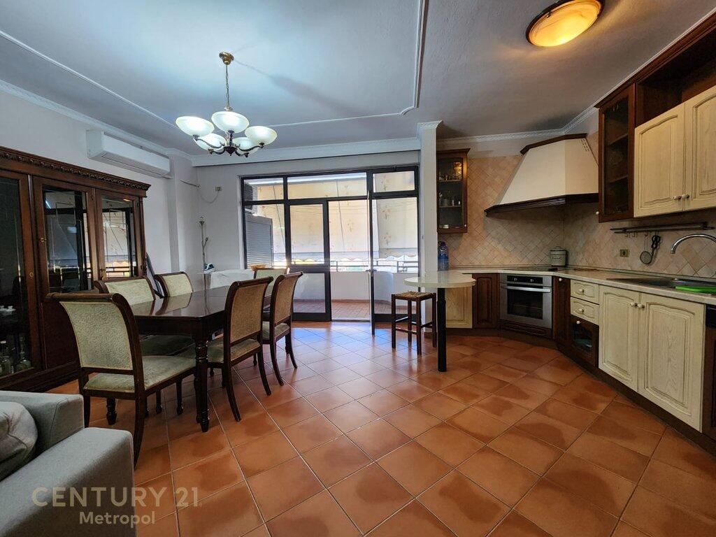 JEPET ME QERA APARTAMENT 2+1 TEK RRUGA MUHAMET GJOLLESHA!
