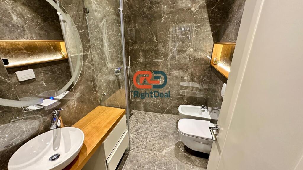 Ne Qender ,Jepet Me Qira Apartament 2+1+2+Verande Totalisht I Investuar!