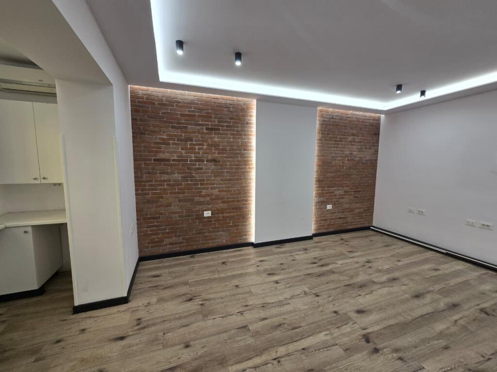 *Apartament  1+1 Ne Shitje  Prane Rruges Se Kosovareve*