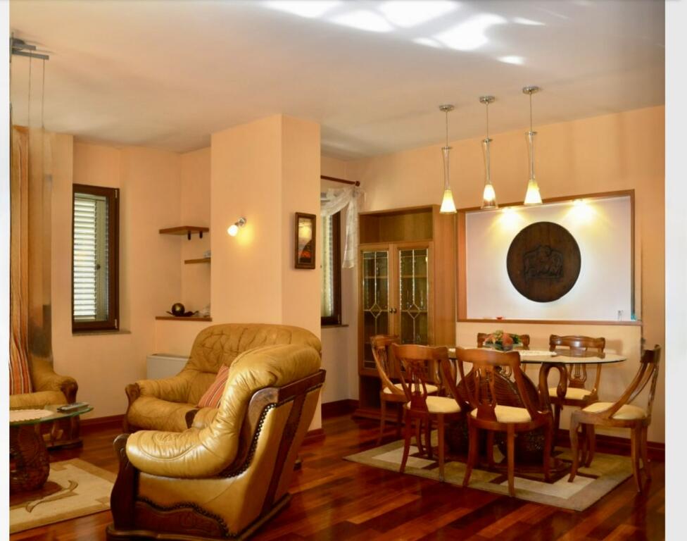 📍 Apartament 3+1 për Qira – Rruga Donika Kastrioti, Qendër, Tiranë