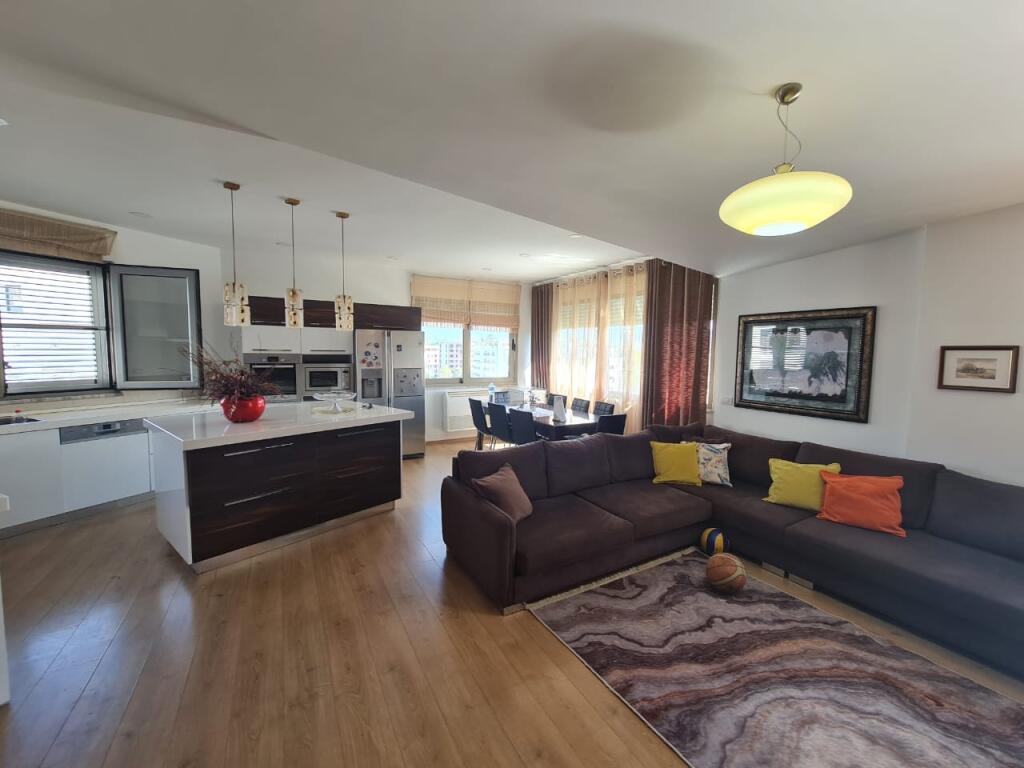 Penthouse 3+2 banjo+1 verande te Liqeni i Thate