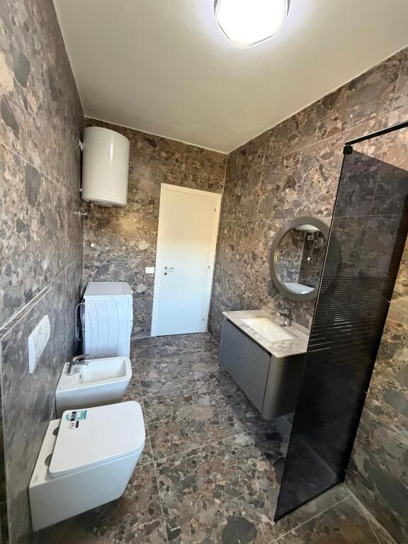 In vendita appartamento a Durazzo, nella zona di Shkëmbi i Kavajës.