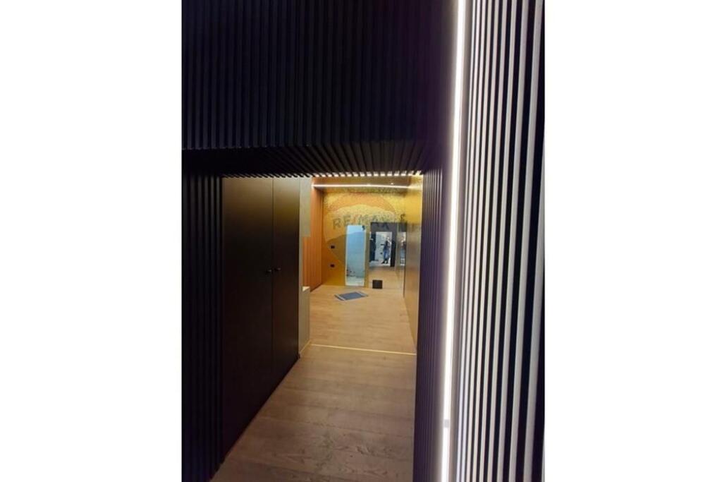 Wilson Square, Shop for Rent