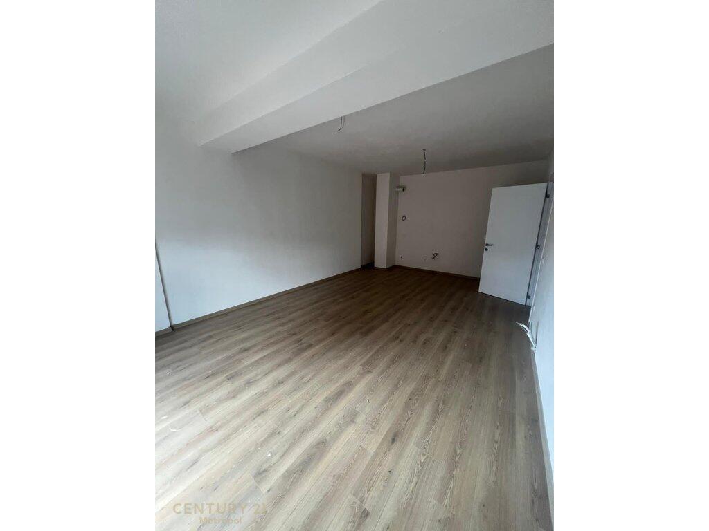 Appartamento 2+1+2+ posto auto, per abitazione o ufficio a Bulevardi i Ri !
