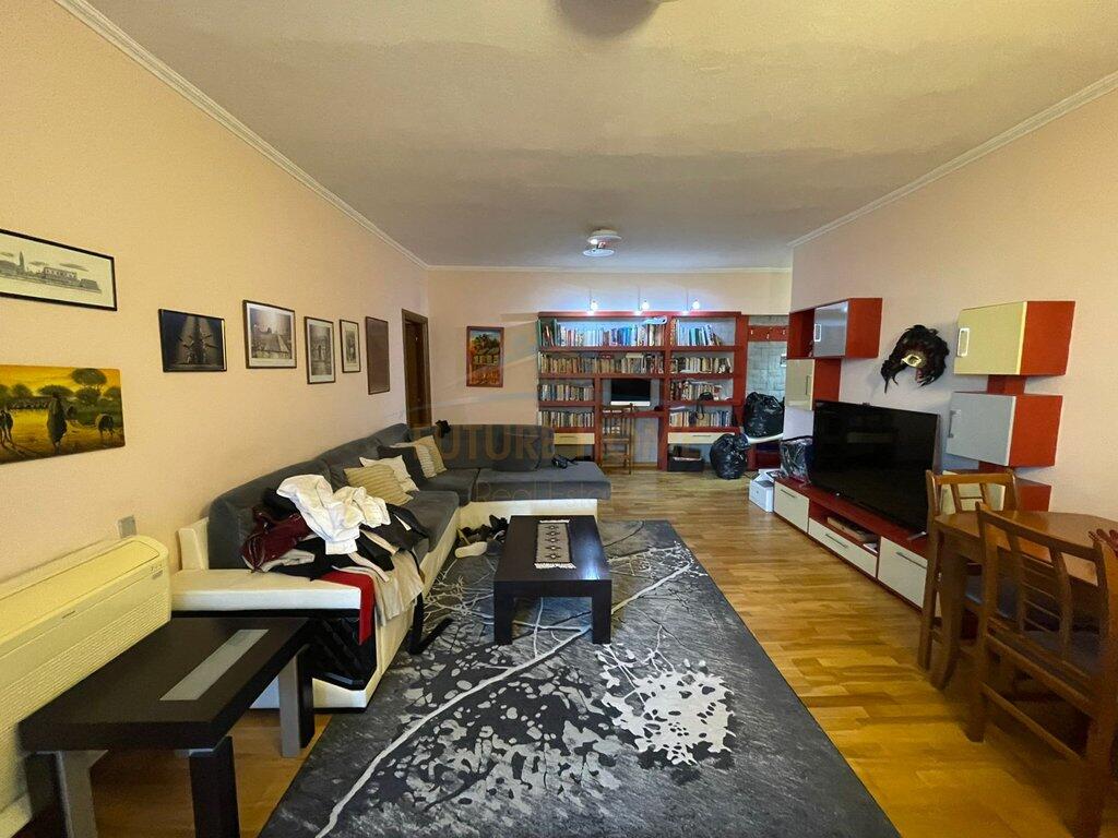 Shitet Apartament 2+1, Komuna e Parisit