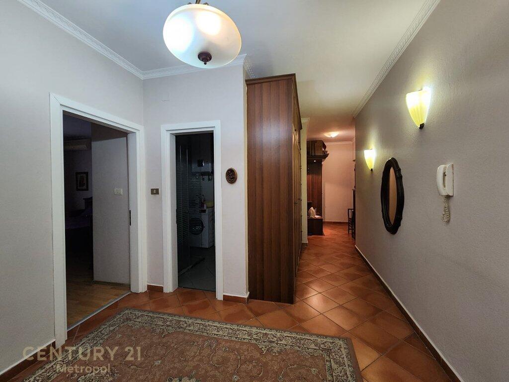 Jepet me qira apartament 2+1 në zonën e rrugës Muhamet Gjollesha, pranë Sheshit “Zogu i Zi”.