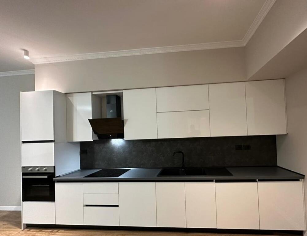 Jepet me qera apartament 2+1tek Komuna e Parisit