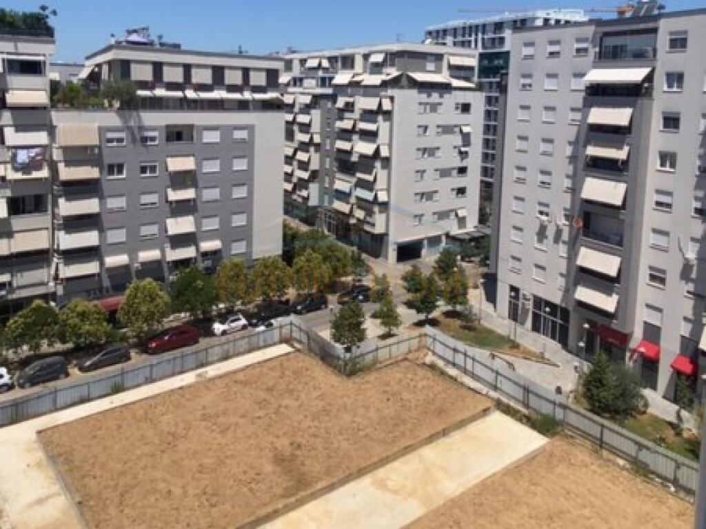 Shitet, Apartament 3+1+2, Komuna e Parisit "Kika 3"