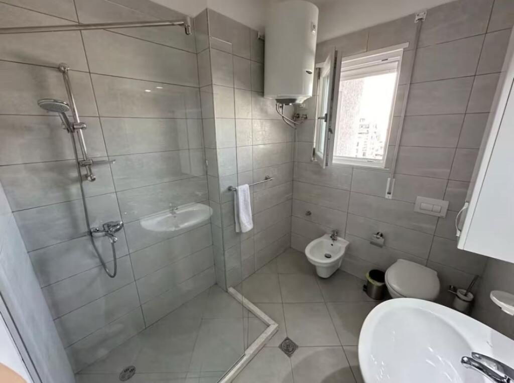 🏡 JEPET ME QIRA APARTAMENT LUKSOZ 2+1 – PAZARI I RI