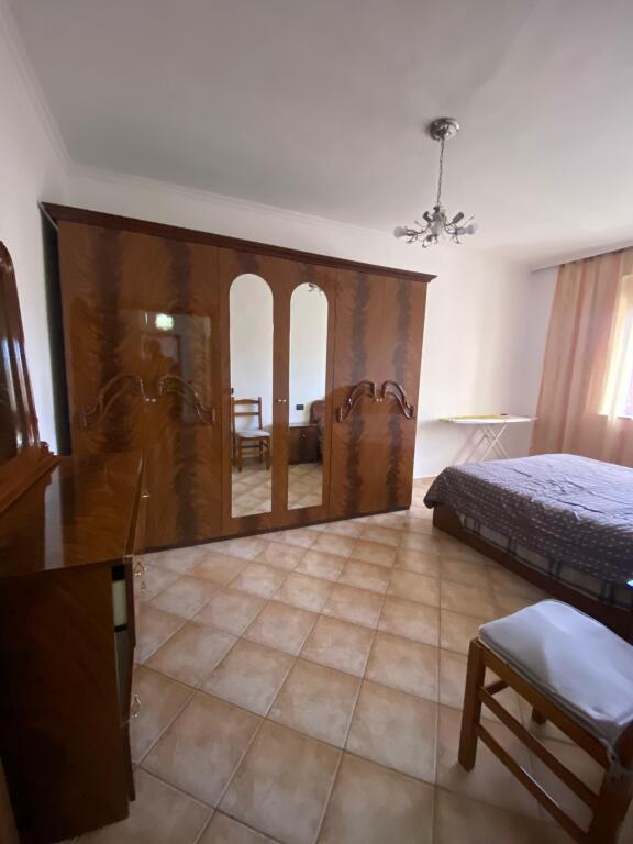 📢 Jepet me qira apartament 2+1 në qendër!