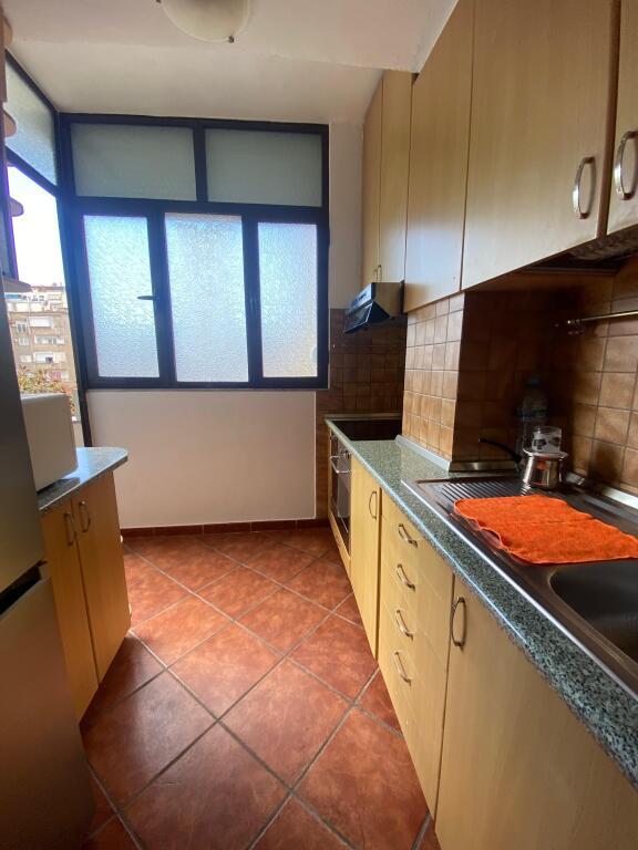 📢 Jepet me qira apartament 2+1 në qendër!