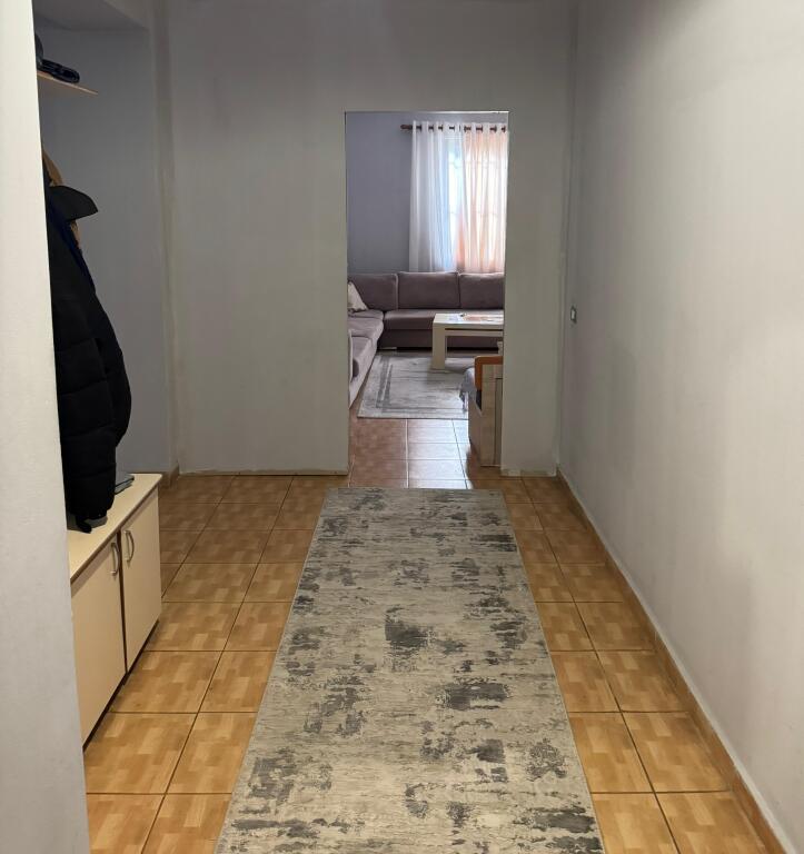 Në shitje 1+1+kuzhinë më vete📍Fresk / Tek Shkolla 17 Nentori (Rruga Thesarit) Pallat i ri (kati 1+ Depo ) 115.000 euro