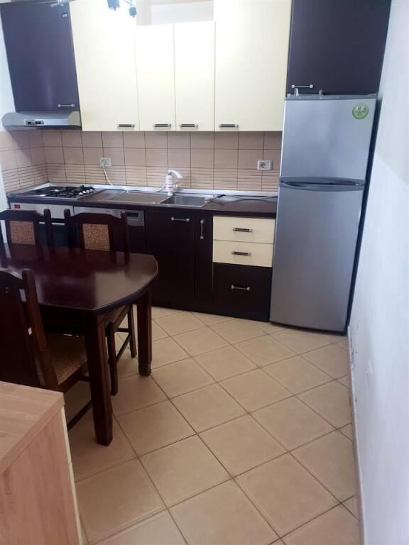 Tirane, affittasi appartamento 2+1+Balcone, 2° piano, 110 m² 500 € (Complesso Malajzian)
