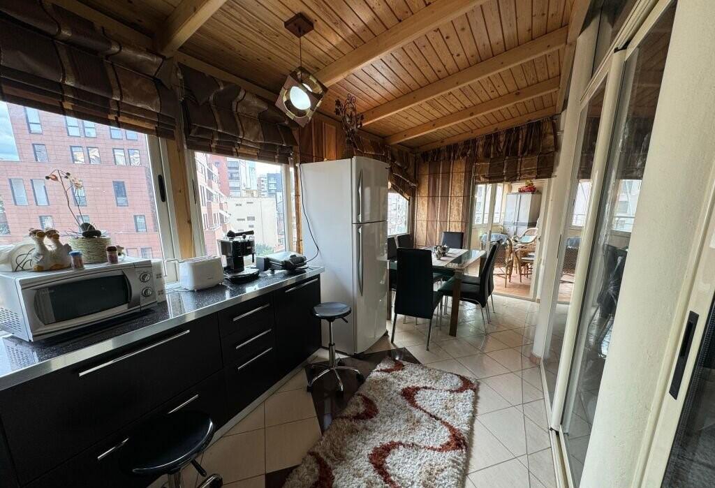 Apartament 2+1 me Qira – Rruga e Barrikadave, Tiranë | 800€/muaj