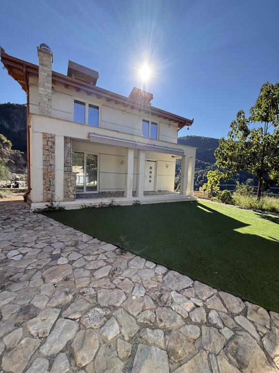 Villa privata in vendita a Linz tra il parco di Dajti
