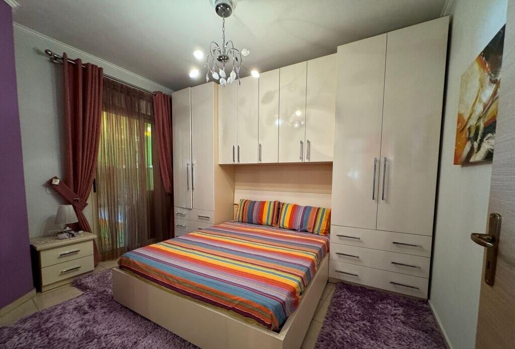 Apartament 2+1 me Qira – Rruga e Barrikadave, Tiranë | 800€/muaj