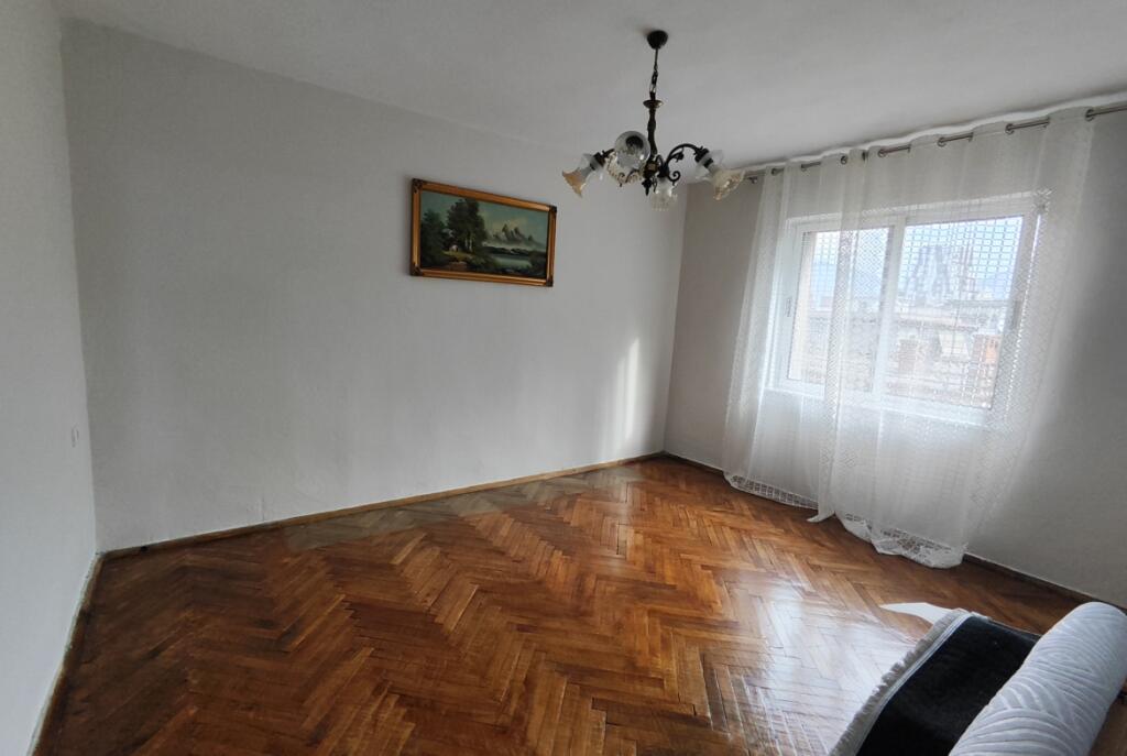 Buze Rruges Fortuzi, Jepet Me Qira Apartament 3+1 I Sapo Mobiluar!