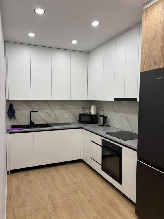 🏢 Apartament 2+1 me Qira – Fusha e Aviacionit, Tiranë