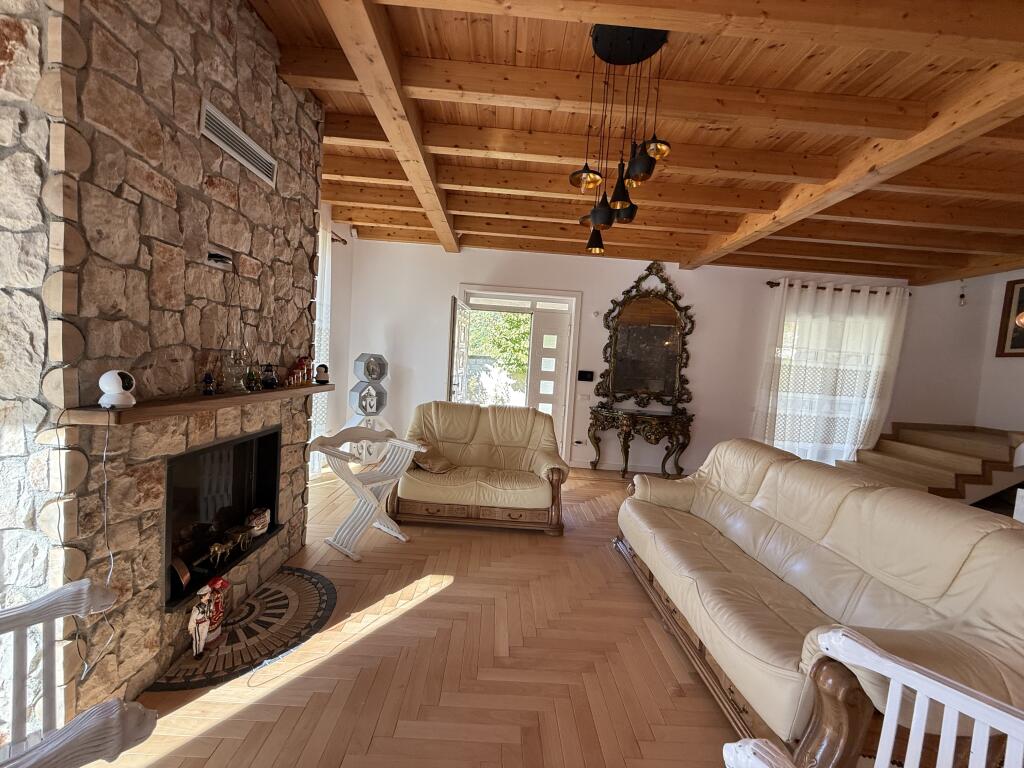 Villa privata in vendita a Linz tra il parco di Dajti