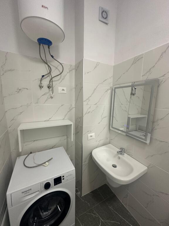 📣 AFFITTO SUPER Appartamento 2+1 📍 Vicino a Vasil Shanto ✨   🏢 Nuova Costruzione  🪜 3° Piano (Con Ascensore)  🛋️ Arredato Con Condizioni Moderne  ✅ Mai Abitato Prima   💶 Prezzo 75.000 Leke