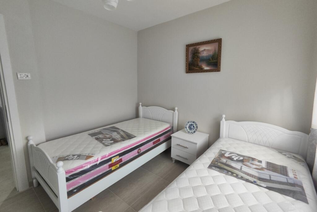 Buze Rruges Fortuzi, Jepet Me Qira Apartament 3+1 I Sapo Mobiluar!