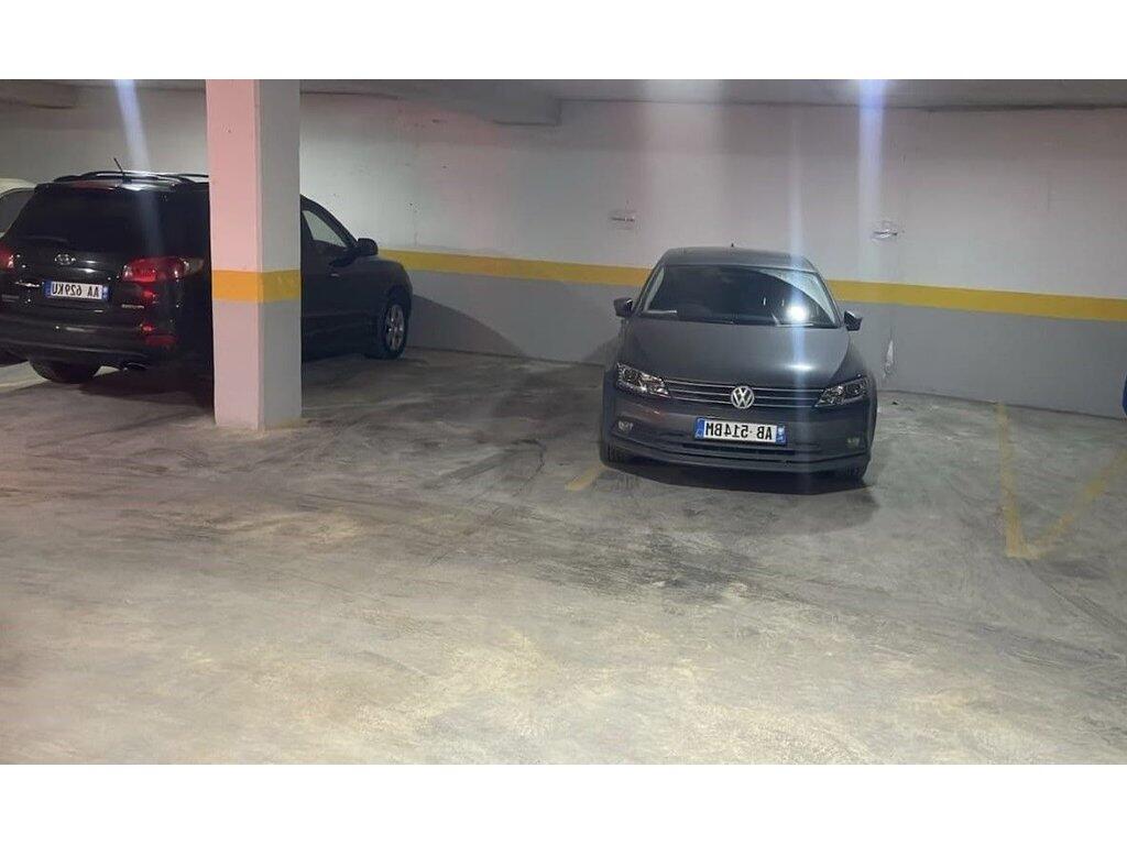 Jepet me Qira Apartament 3+1+2 me Post Parkimi në zonën e Shkollës së Baletit, Tiranë 750 € /Muaj