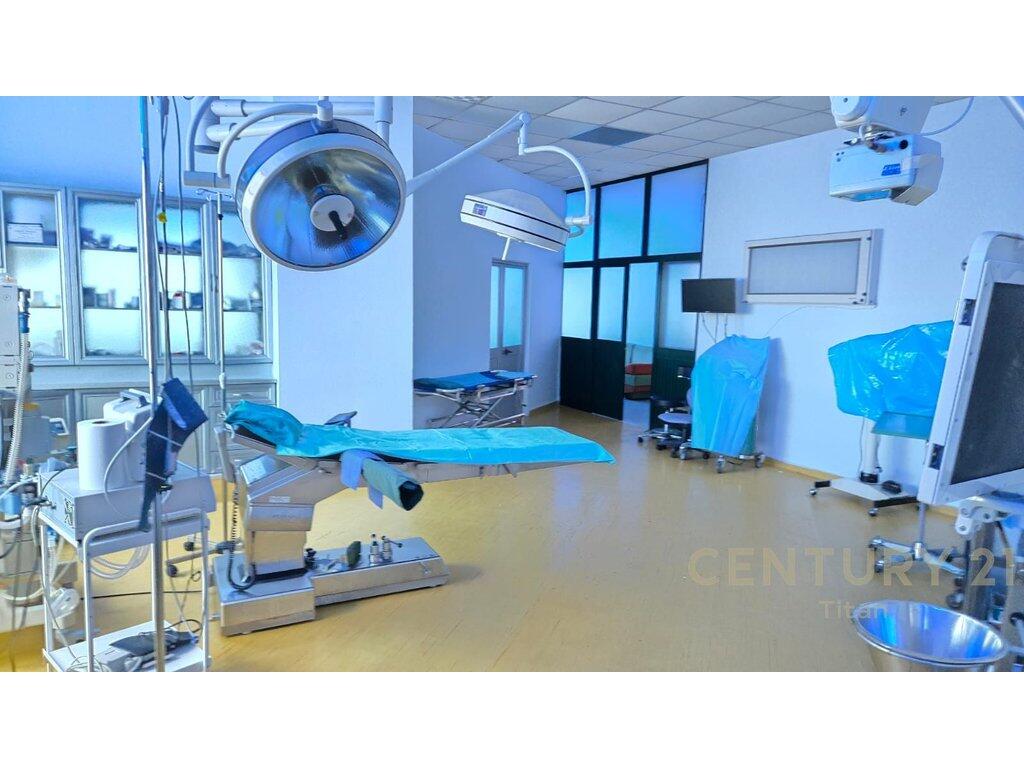 Jepet me Qira Godinë Multifunksionale në Zonën e Spitalit Ushtarak – Ideale për Klinika dhe Qendra Shëndetësore