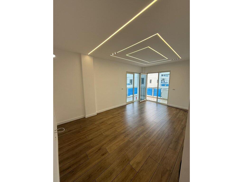 Shitet apartament 1+1 në Tushemisht, Pogradec – me pamje nga liqeni