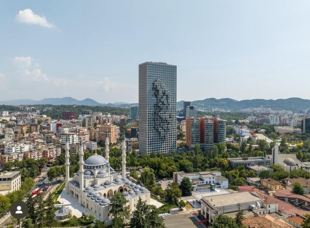 OFFICE FOR RENT 390 M2 DOWNTOWN ELBASAN STREET 11,700 EURO