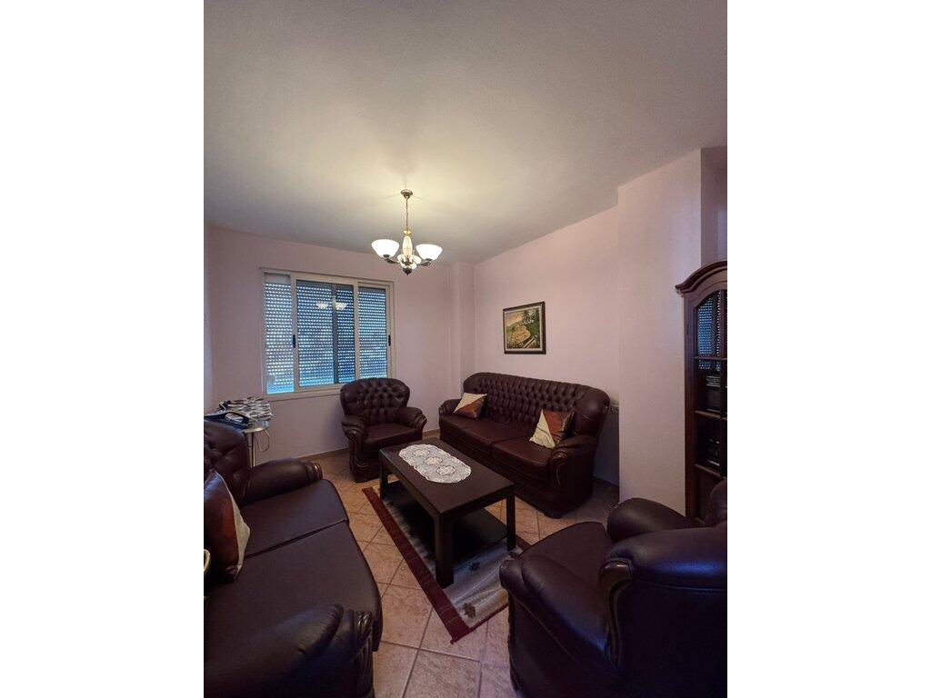 Jepet me Qira Apartament 3+1+2 me Post Parkimi në zonën e Shkollës së Baletit, Tiranë 750 € /Muaj