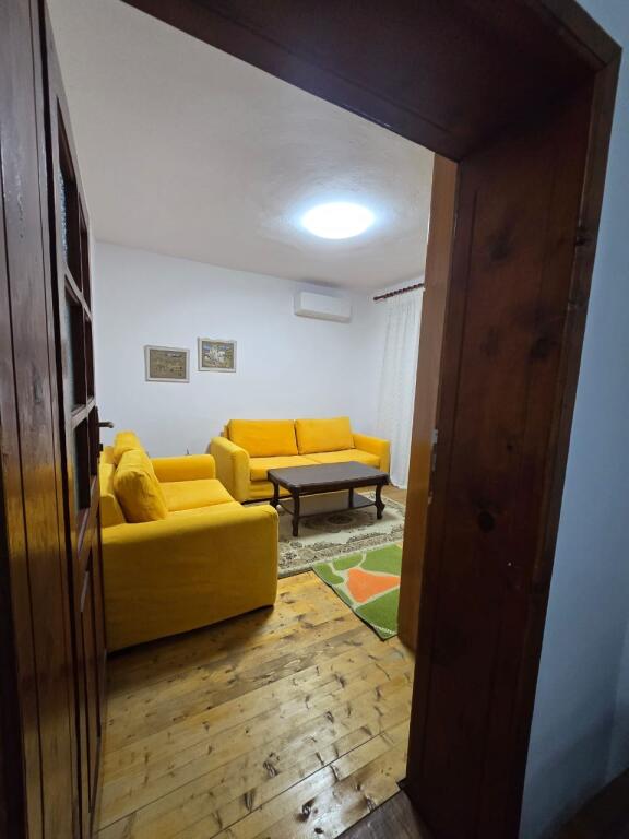 Apartament 3+1 ne kat vile ne Xhamllik