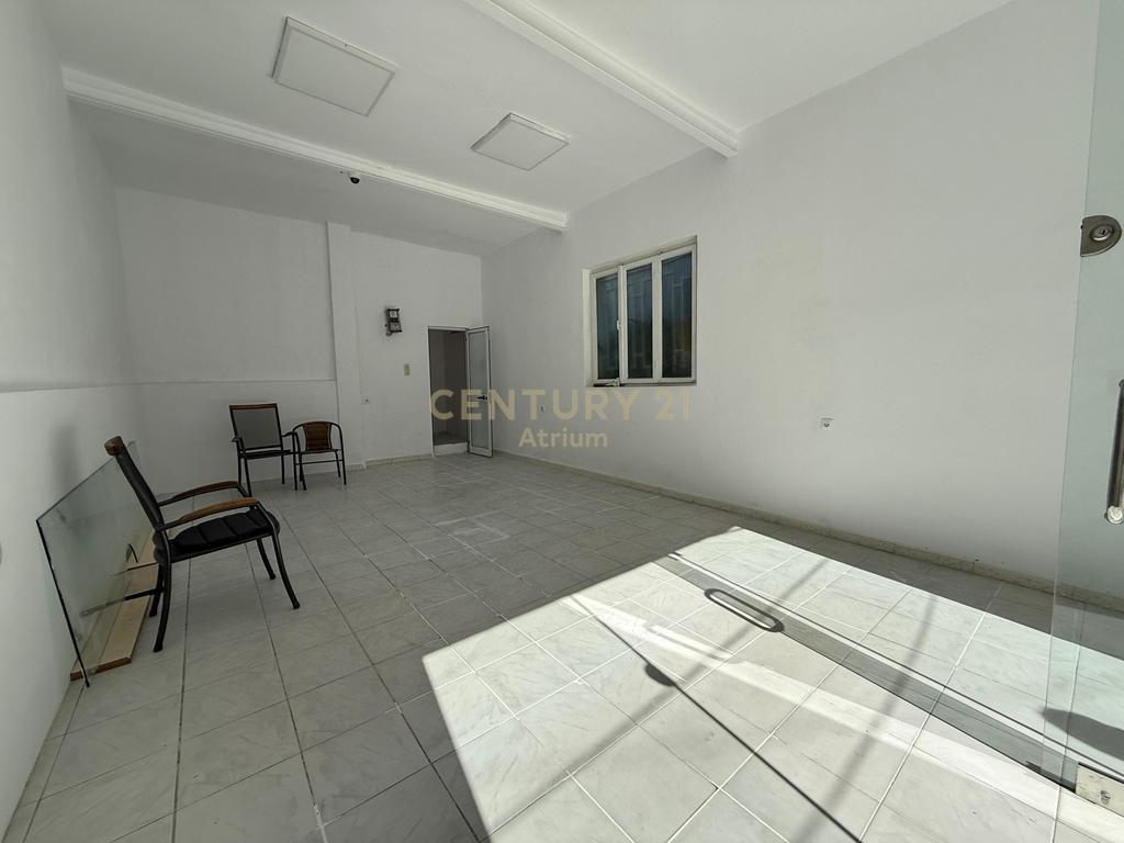 COMMERCIAL SPACE FOR RENT NEAR POLICE STATION NO. 1!