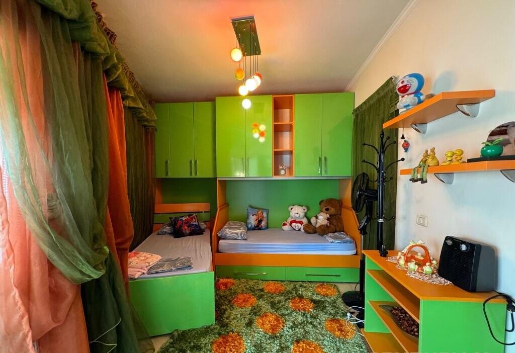 Apartament 2+1 me Qira – Rruga e Barrikadave, Tiranë | 800€/muaj