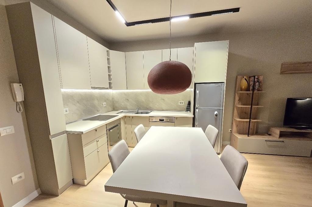 Apartament 1+1 me Qira në Qendër të Tiranës | 750€/muaj