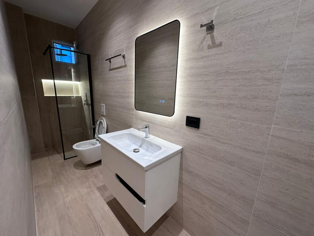 Shitet 1+1 , Liqeni i Thate