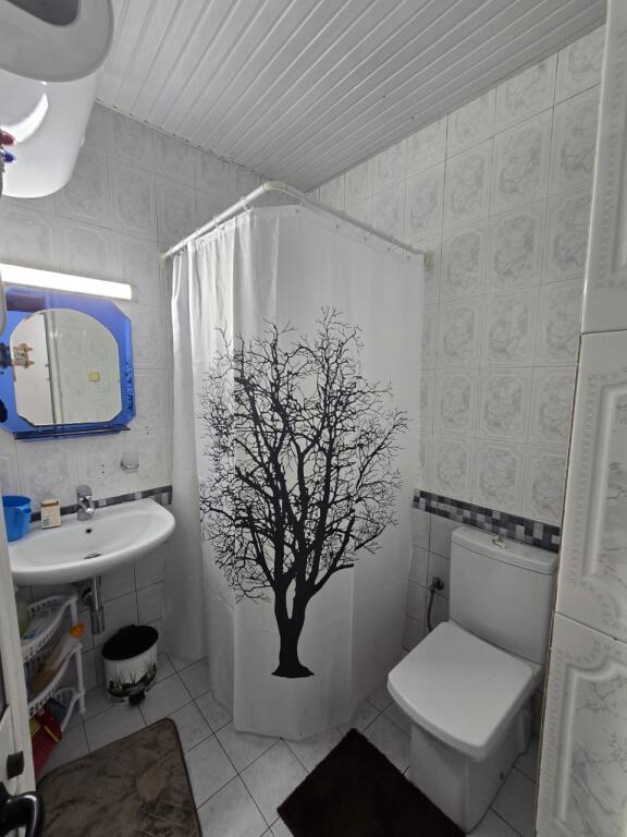 Apartament 3+1 ne kat vile ne Xhamllik