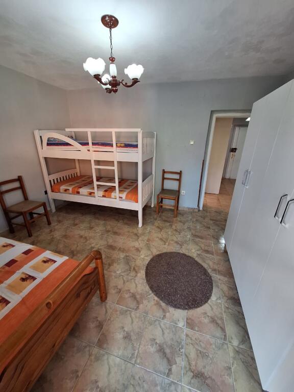 Apartament 2+1 me Qira – Zona 21 Dhjetori, Tiranë, 500 Euro