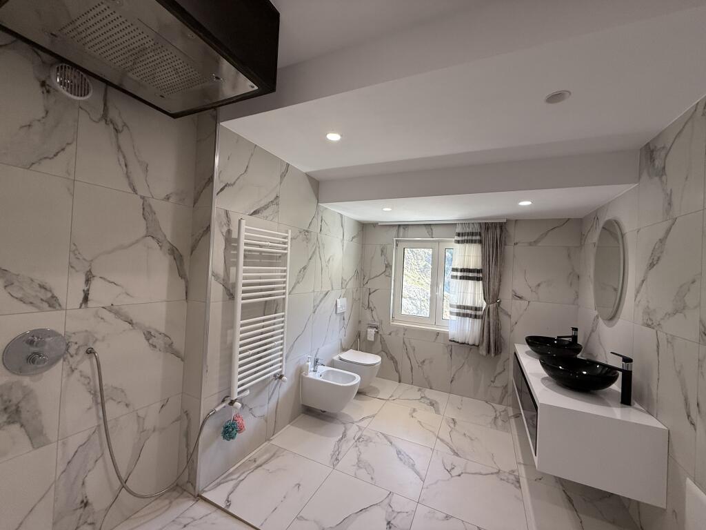 Villa privata in vendita a Linz tra il parco di Dajti